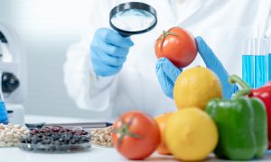 Pomodori, limoni e peperoni sul tavolo osservati con lente d'ingrandimanto