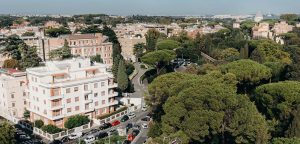 Veduta di Roma e dei suoi palazzi dall'alto con il Vaticano sullo sfondo